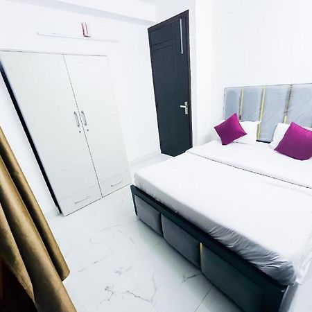 Hotel 24By7 Yeni Delhi Dış mekan fotoğraf