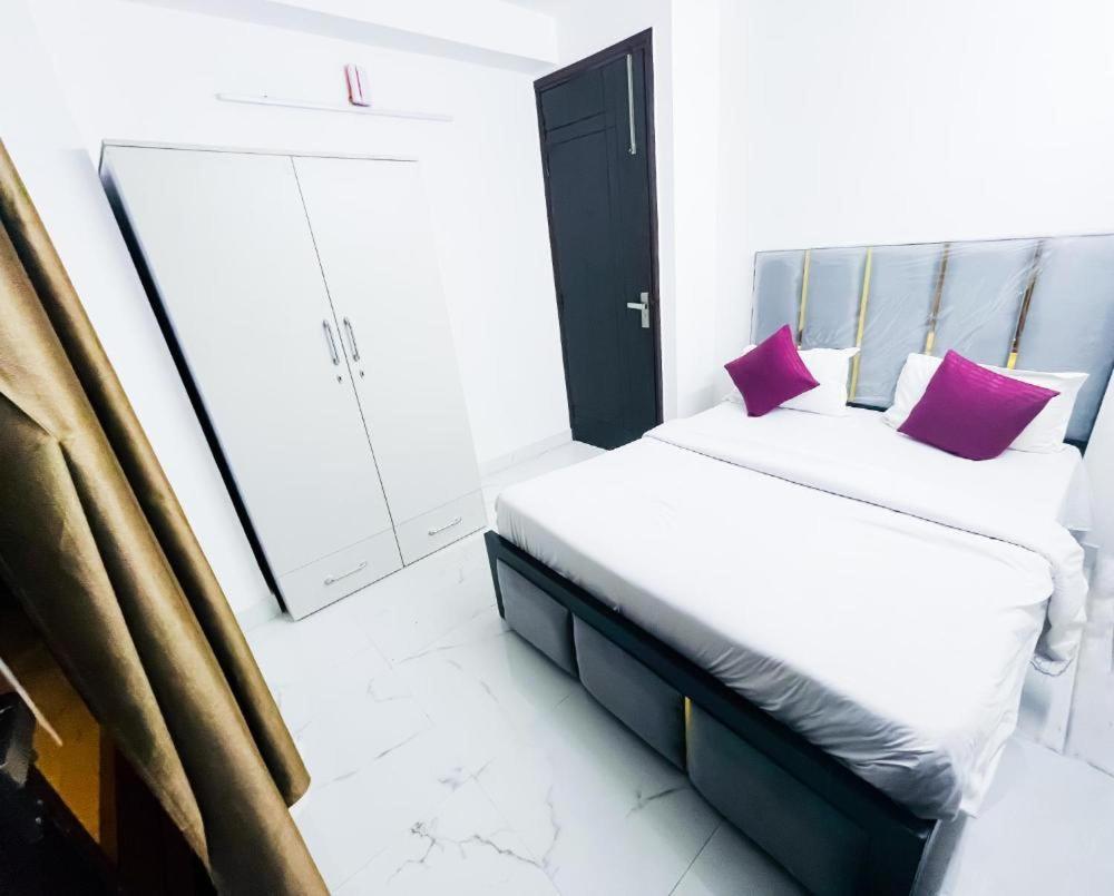 Hotel 24By7 Yeni Delhi Dış mekan fotoğraf
