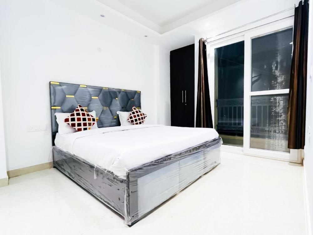 Hotel 24By7 Yeni Delhi Dış mekan fotoğraf